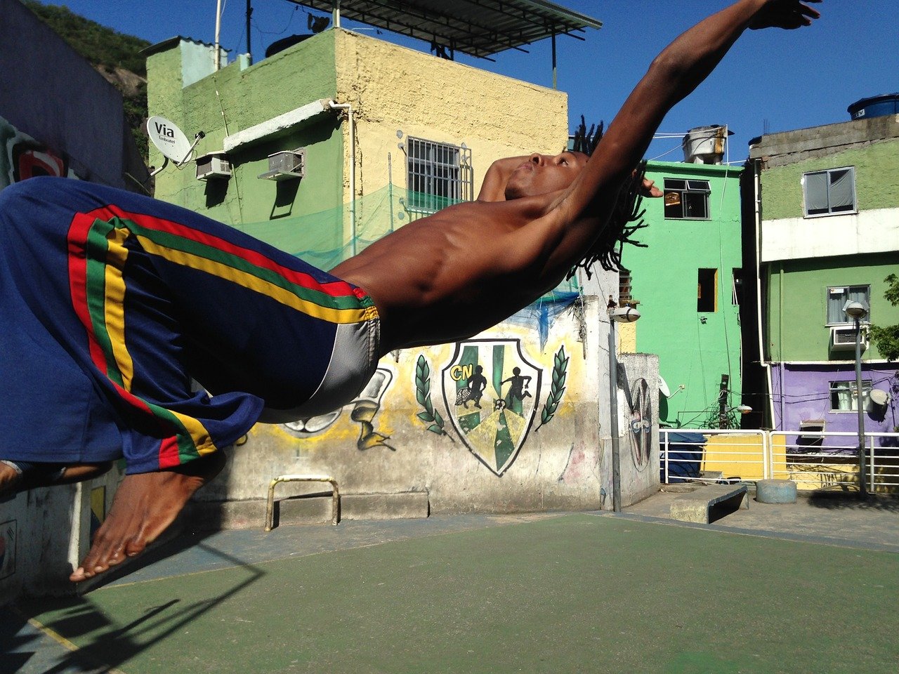 Pourquoi la danse capoeira est associée à un art martial ?