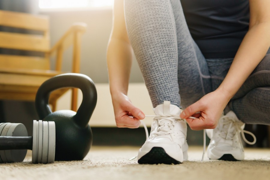 Quels sont les accessoires recommandés pour intensifier l'exercice du step up ?